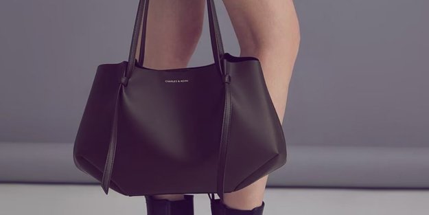 Influencer*innen lieben sie: Warum diese Handtasche bei Instagram gerade einen absoluten Hype auslöst