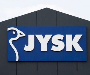 Gemütlichkeit pur: Mit dieser beigefarbenen Jysk-Tagesdecke wird dein Schlafzimmer zum Wohlfühlort