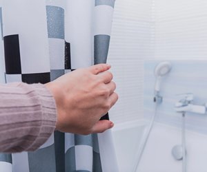 Duschvorhang waschen: Mit diesen simplen Methoden sparst du dir eine Menge Zeit