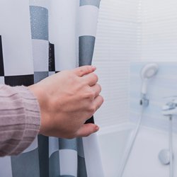Duschvorhang waschen: Mit diesen simplen Methoden sparst du dir eine Menge Zeit
