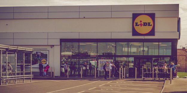 Rückruf bei Lidl: Beliebter Reibekäse könnte Plastikteile enthalten!