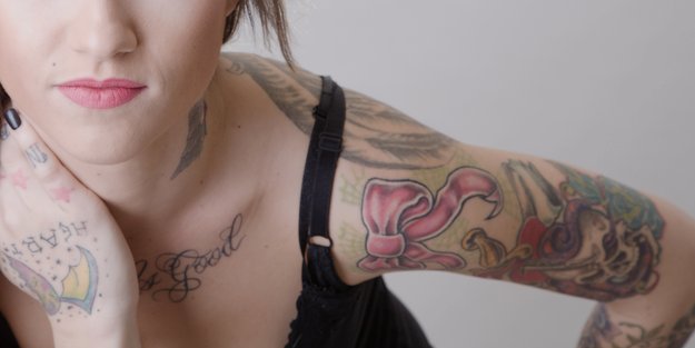 Schleifen-Tattoo: Bedeutung & Bilder zum Motiv
