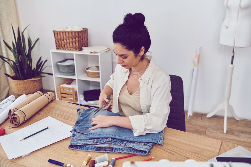 Frau cyclet Jeans up