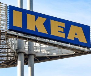 Ikea-Neuheit: Dieses begehrte Rattan-Wandregal wird zum Highlight in deinem Wohnzimmer