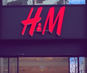 H&M-Strickrock mit Schlitz: DAS Must-have in der Trendfarbe Greige