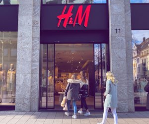 H&M-Strickrock mit Schlitz: DAS Must-have in der Trendfarbe Greige