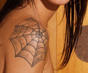 Spinnennetz-Tattoo: Bedeutung + Motiv-Ideen