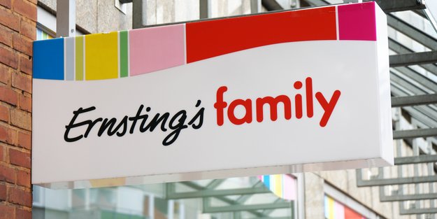 Für Kuchen und andere Köstlichkeiten: Der wunderschöne Teller von Ernsting's family in Dunkelblau