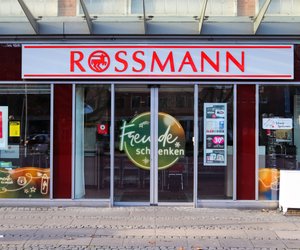 Bleib cool: Dieser Gesichtsroller von Rossmann sorgt im Sommer für einen matten Teint
