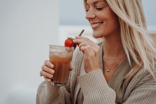 Eine Frau, die einen Cocktail trinkt.