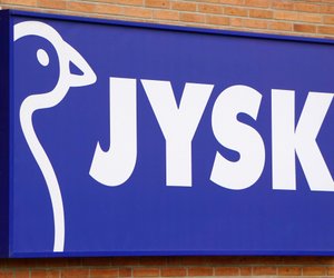 Diese elegante Satin-Bettwäsche von Jysk in Anthrazit schnappen sich gerade alle