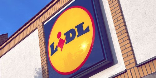 Für kuschelige Abende auf dem Sofa: Diese Lidl-Decke mit Ärmeln ist ein Muss
