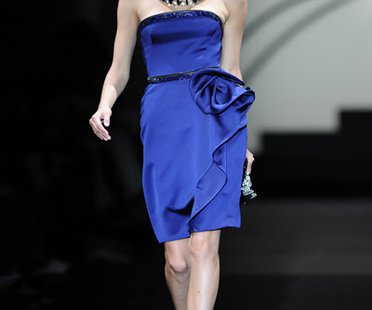 Sexy Bustierkleid in Blau für einen glamourösen Auftritt.