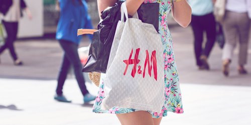 H&M-Trendteil: Dieses angesagte Wickelshirt wertet jedes Outfit auf