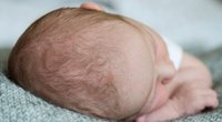 Baby schwitzt am Kopf: Das kannst du tun