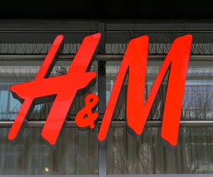 Mit diesem Bandeau-Top von H&M liegst du gerade voll im Trend