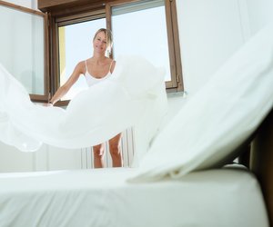 Kamelhaardecke waschen: Mit diesen Methoden bleibt sie kuschelig