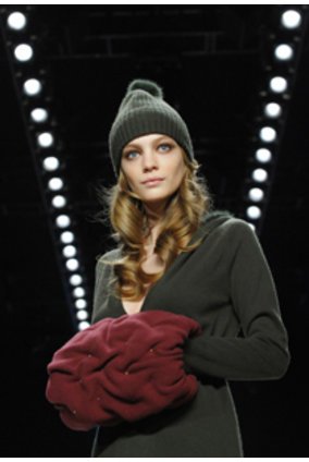 Model mit Mütze und dunkelgrünen Pullover. Model mit Mütze und dunkelgrünen Pullover.
