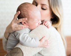 Mutter hält Baby Mutter hält Baby