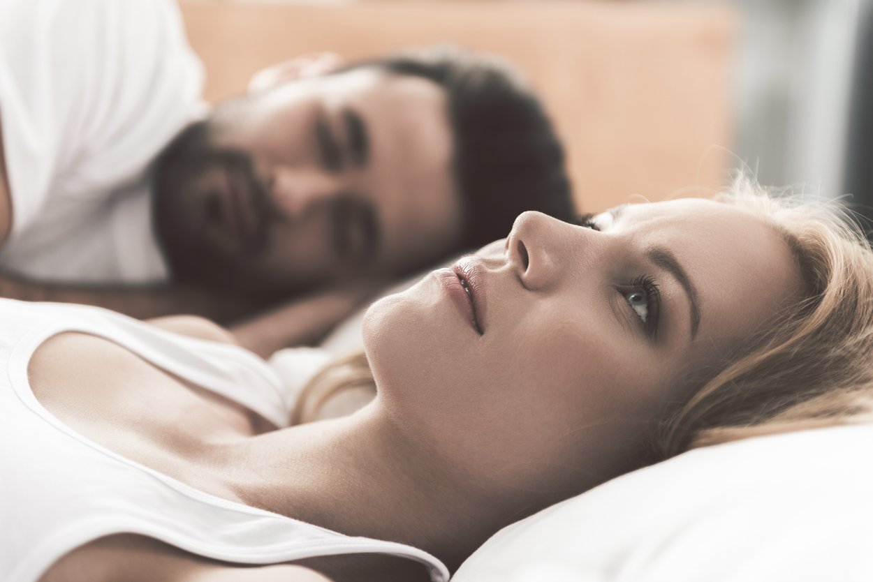 Liegst du manchmal wach und fragst dich, wer du eigentlich bist? Das kann an einer unglücklichen Beziehungen liegen. Liegst du manchmal wach und fragst dich, wer du eigentlich bist? Das kann an einer unglücklichen Beziehungen liegen.
