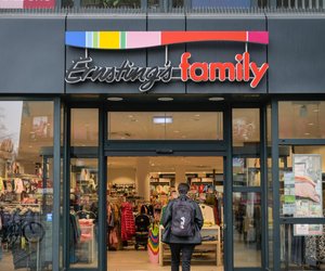 Stylisch in den Frühling: Jetzt die neuen hellbeigen Sneaker bei Ernsting's family sichern