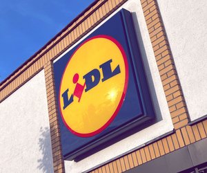 Schickes Badezimmer-Highlight: Hol dir dieses Baderegal mit 3 Bambuskörbchen bei Lidl