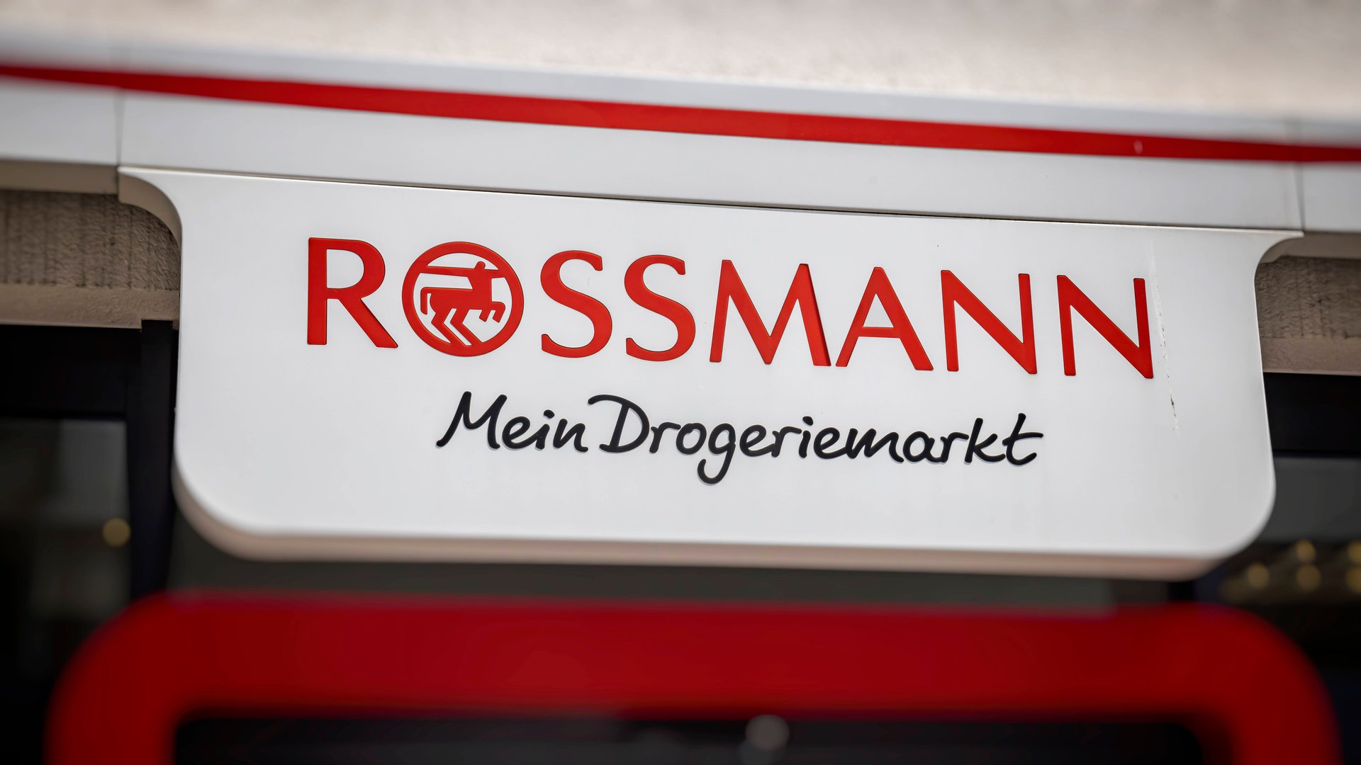 Zarter-Ros-ton-Dieser-Rossmann-Lippenstift-zaubert-dir-einen-festlichen-Schimmer-auf-die-Lippen