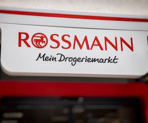 Zarter Roséton: Dieser Rossmann-Lippenstift zaubert dir einen festlichen Schimmer auf die Lippen