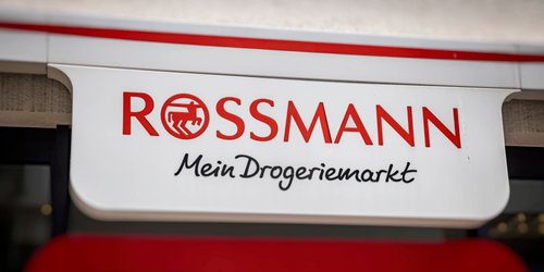 Glanzvoll durch die Feiertage: Rossmanns Lippenstift in zartem Rosé bringt festlichen Glanz