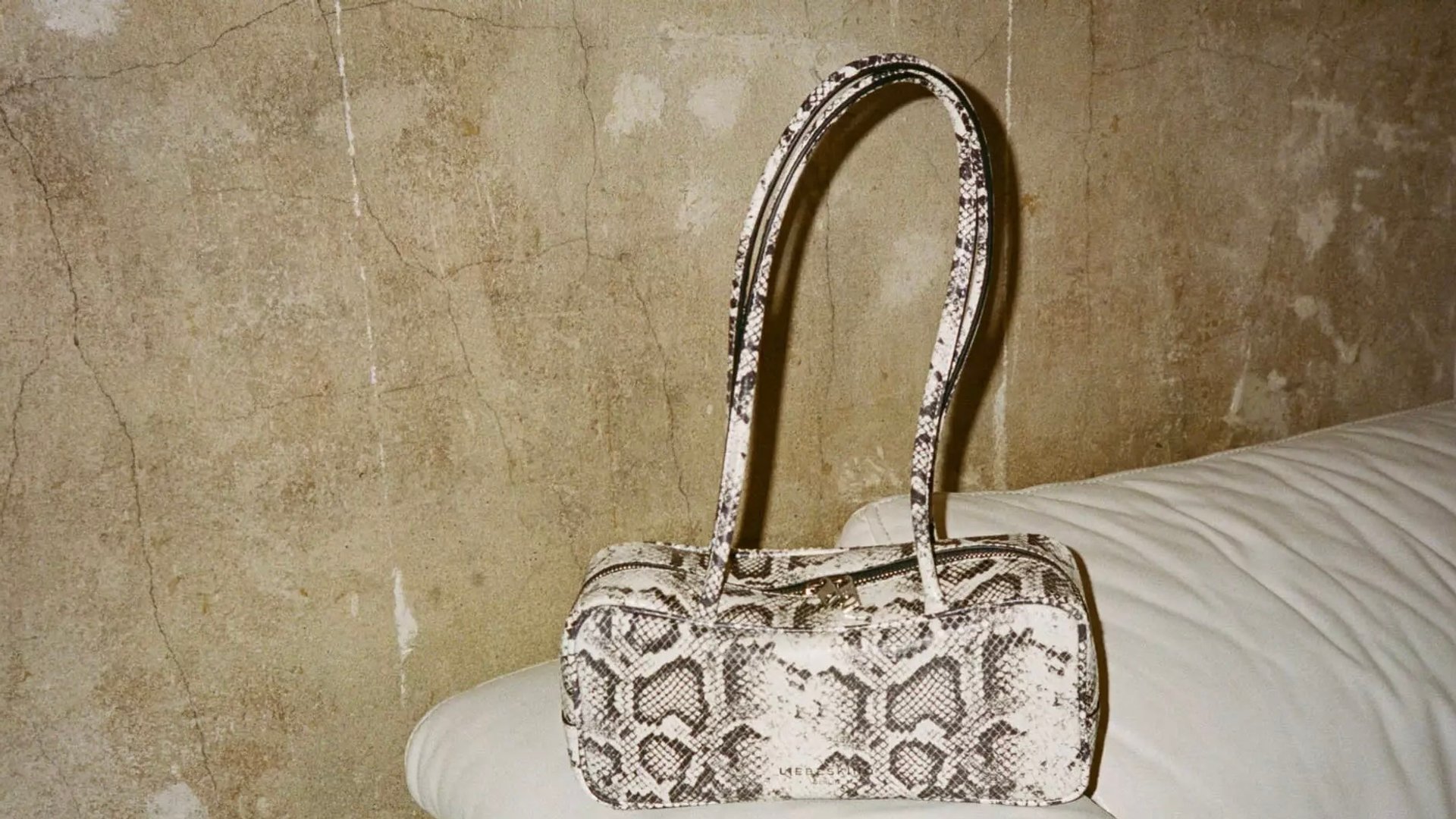 20-Prozent-auf-fast-alles-bei-Liebeskind-Mit-dieser-Halbmond-Tasche-bist-du-garantiert-der-Blickfang-auf-jeder-Weihnachtsfeier