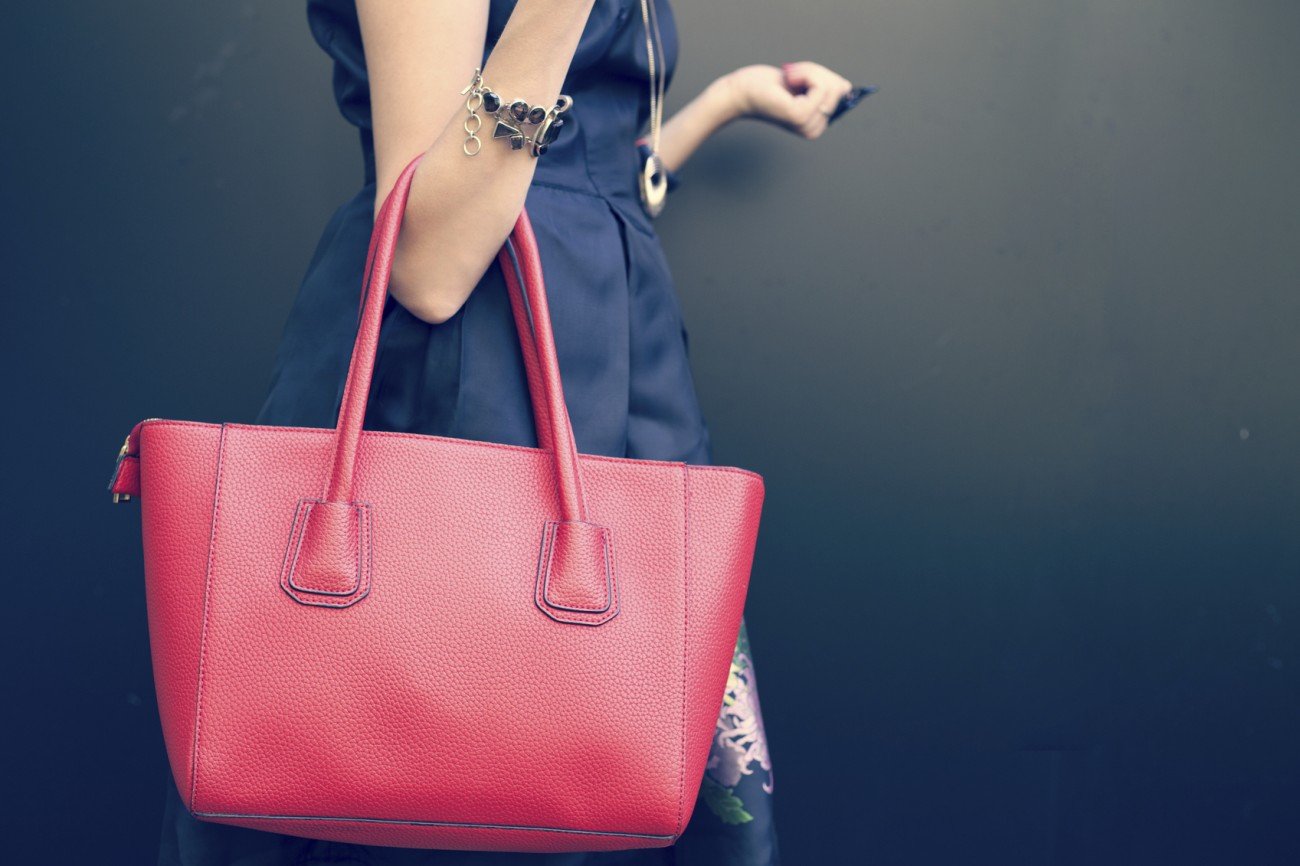 Frau mit Handtasche Frau mit Handtasche