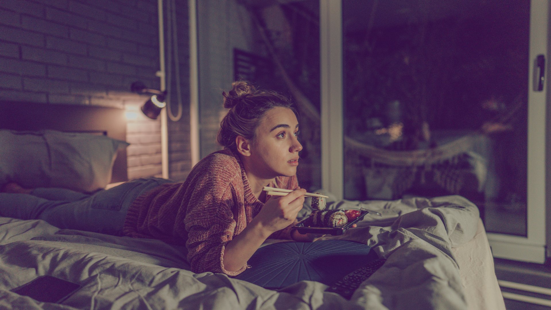 6-Dinge-die-deine-Psyche-dir-sagen-will-wenn-du-am-liebsten-vor-dem-Fernseher-isst