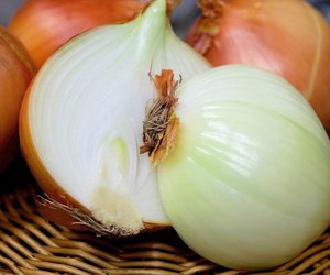 Zwiebeln schneiden: So geht es einfach und ohne Tränen