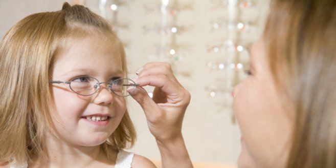 Kinderbrille: Mädchen beim Optiker. Kinderbrille: Mädchen beim Optiker.