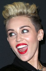 Miley Cyrus Ohrpiercing Miley Cyrus Ohrpiercing