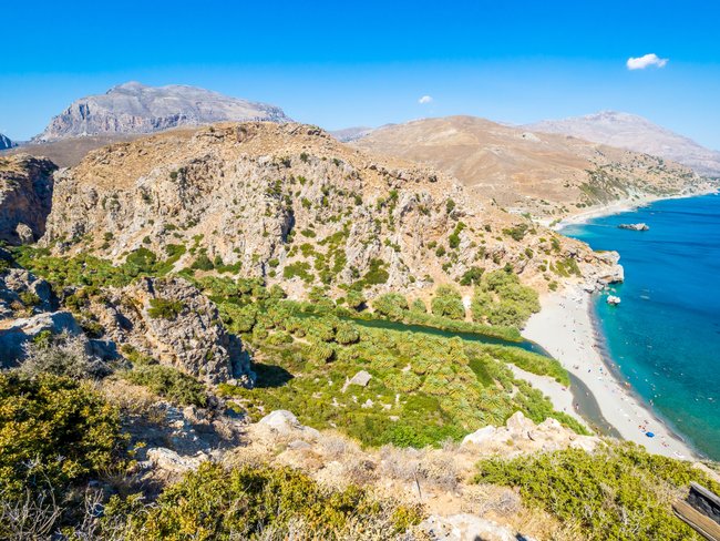 Der Preveli Beach auf Kreta erinnert mit dem vom Palmen gesäumten Süßwasserfluss, der ins Meer mündet, an die Karibik. Der Preveli Beach auf Kreta erinnert mit dem vom Palmen gesäumten Süßwasserfluss, der ins Meer mündet, an die Karibik.