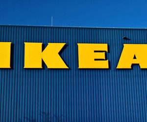 Stimmungsvolle Balkonbeleuchtung: Die blaue Solar-Standleuchte von Ikea für entspannte Sommerabende
