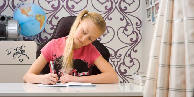 Privatunterricht: Mädchen lernt am Schreibtisch