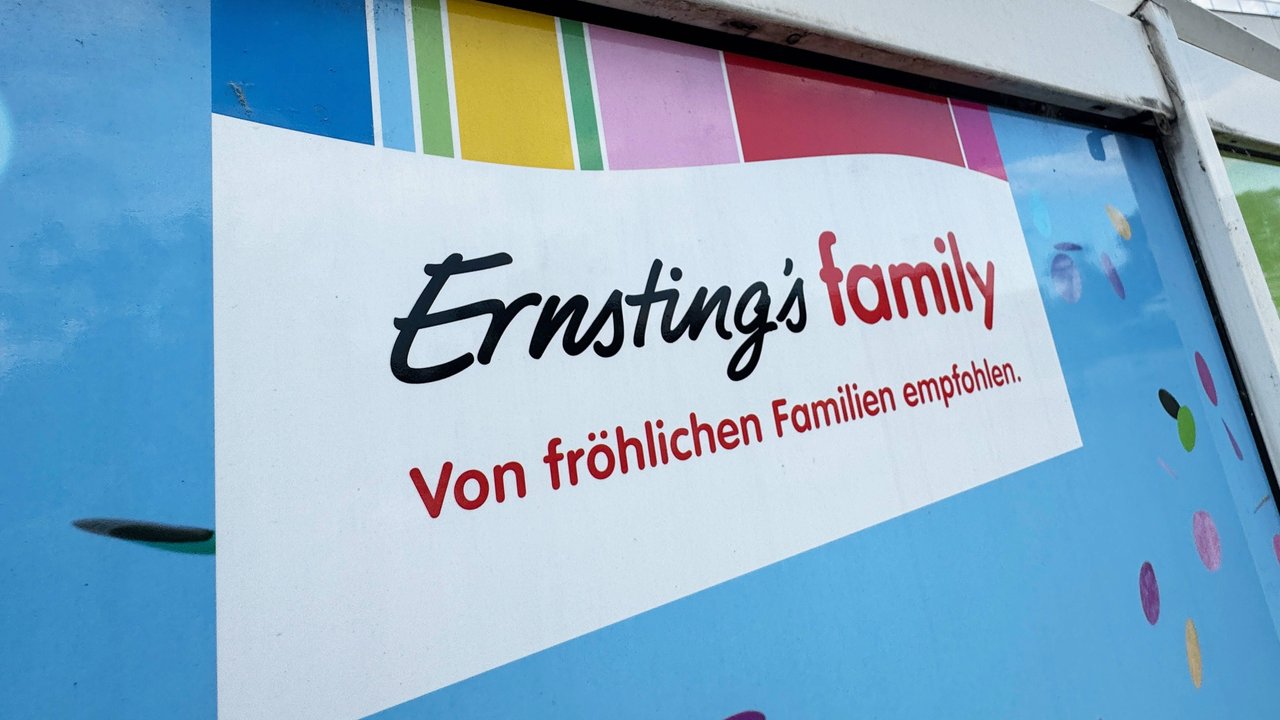 Werbeschild von Ernsting's family mit Slogan