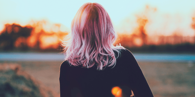 Pink Lemonade Hair: Diese Trendhaarfarbe lieben wir im Frühling & Sommer 2022!