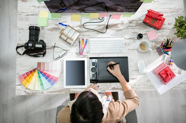 Freelancer Designerin Schreibtisch Freelancer Designerin Schreibtisch