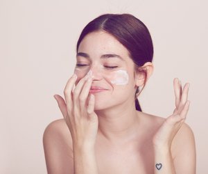Große Poren verkleinern: Mit diesen Pflegetipps gelingt es
