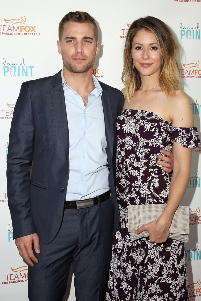 Amanda Crew und Dustin Milligan bei einer Veranstaltung 2016.