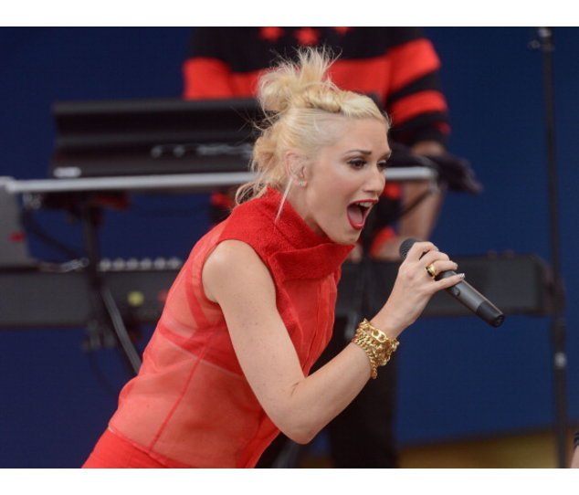 Gwen Stefani im roten Oberteil auf einer Bühne Gwen Stefani im roten Oberteil auf einer Bühne
