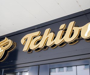 Platz im Bad richtig nutzen: Das Waschmaschinenregal von Tchibo bietet viel Stauraum