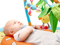 Babys brauchen noch keine aufwenigen Spielsachen Babys brauchen noch keine aufwenigen Spielsachen