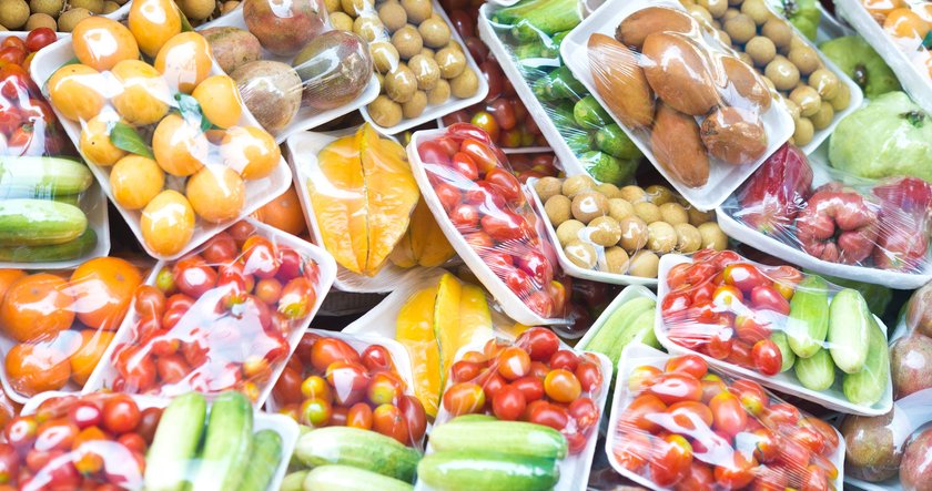 Obst und Gemüse in Plastikverpackungen