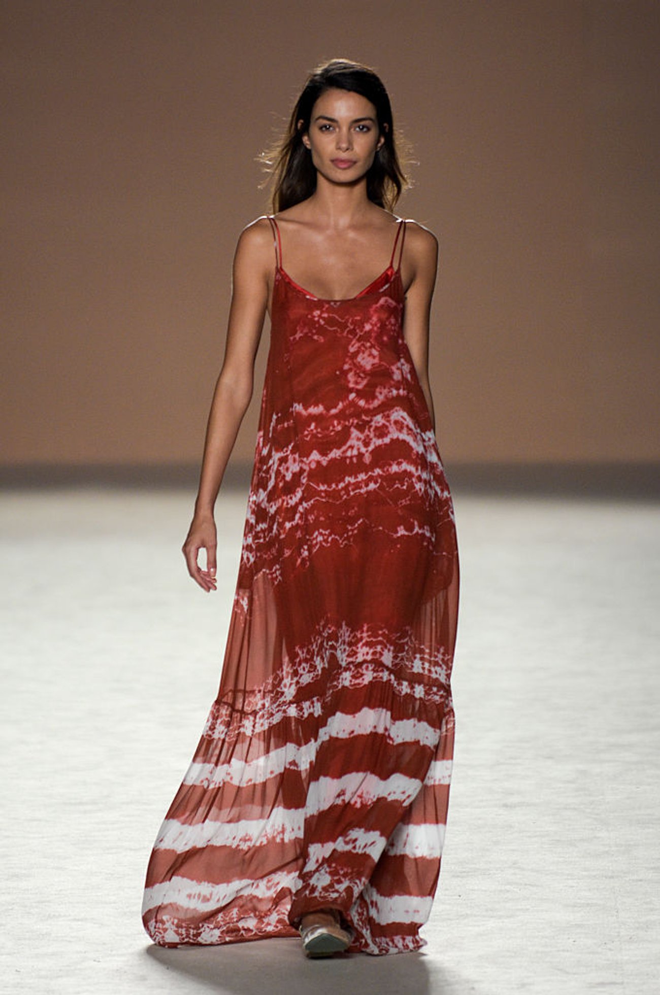 Model Laufsteg Batik-Kleid Model Laufsteg Batik-Kleid