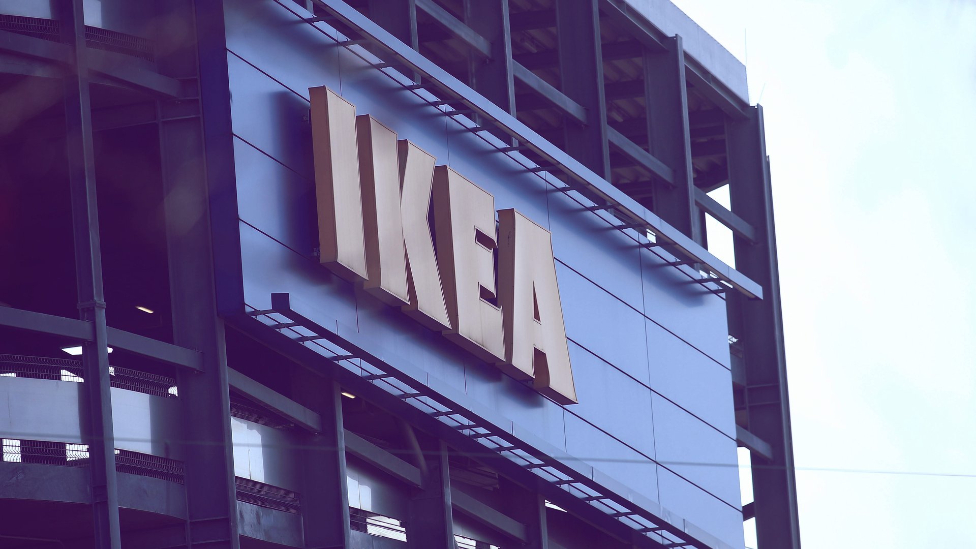 Du-willst-mit-dem-coolsten-Weihnachtsgeschenk-ever-auffahren-Dann-entdecke-unbedingt-diese-Ikea-Lampe