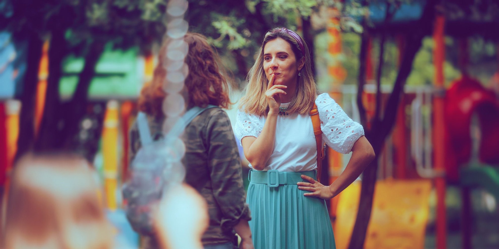 Warum wir so gerne lästern – die Psychologie hinter Klatsch und Tratsch